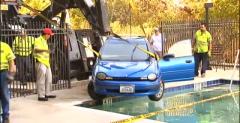 Chrysler Neon zakoczy podr w basenie