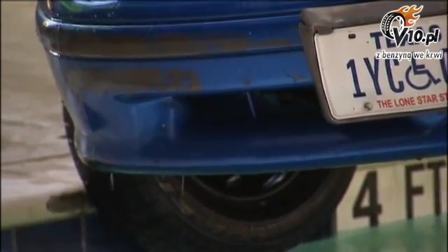 Chrysler Neon zakoczy podr w basenie