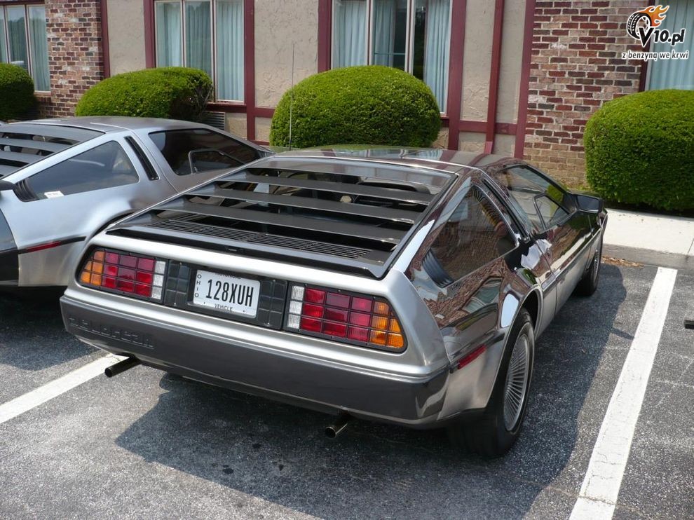 DeLorean z lustrzanym nadwoziem