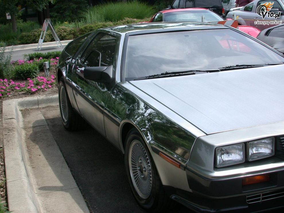 DeLorean z lustrzanym nadwoziem