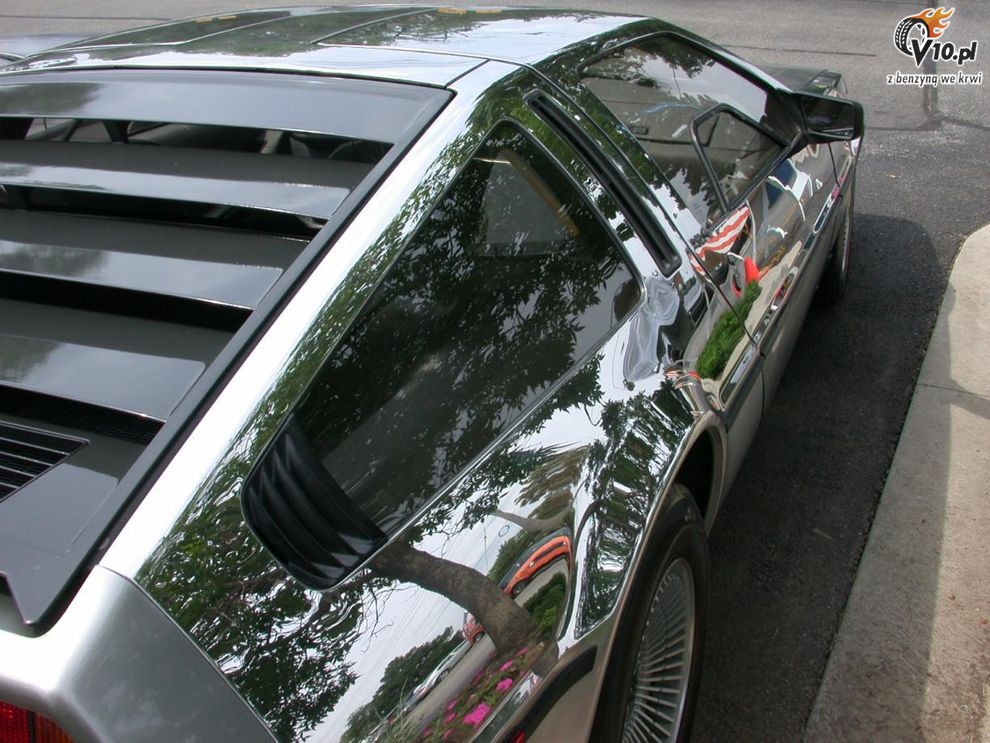 DeLorean z lustrzanym nadwoziem