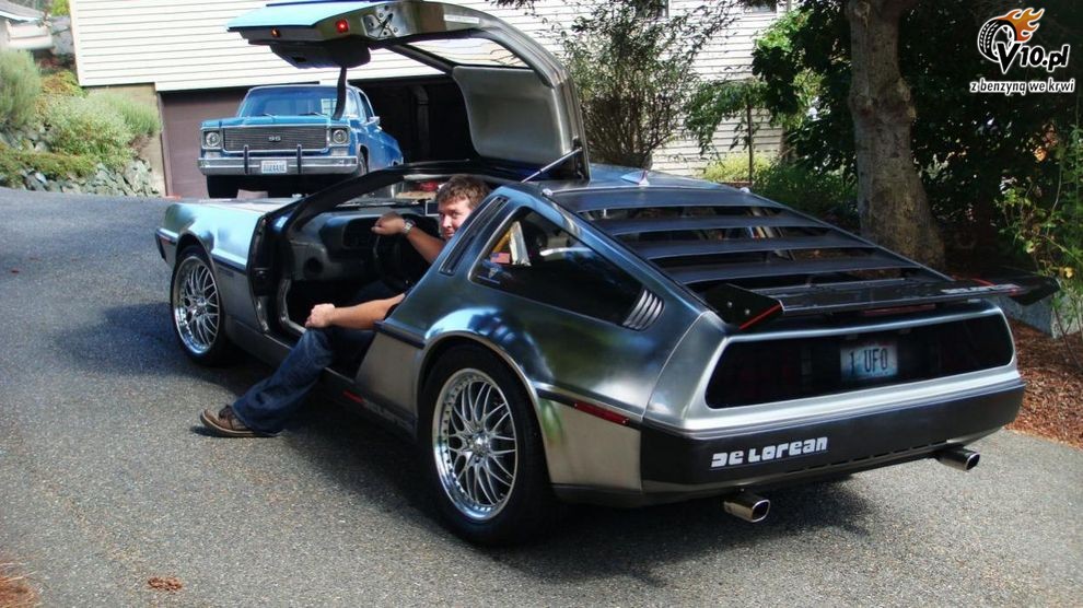 DeLorean z lustrzanym nadwoziem