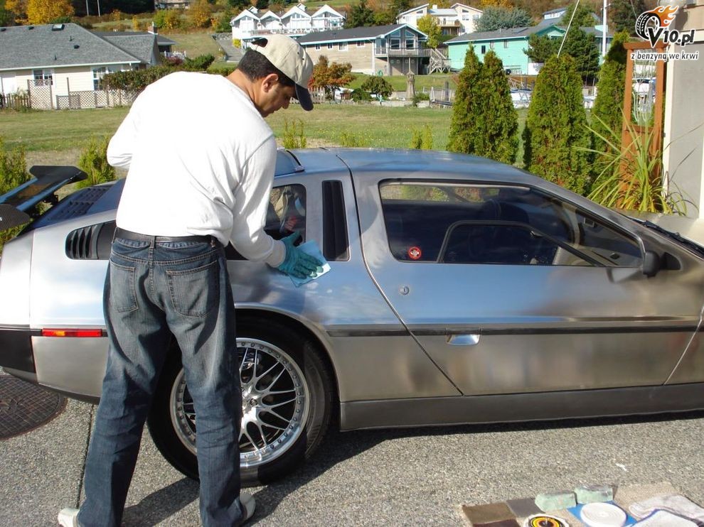 DeLorean z lustrzanym nadwoziem
