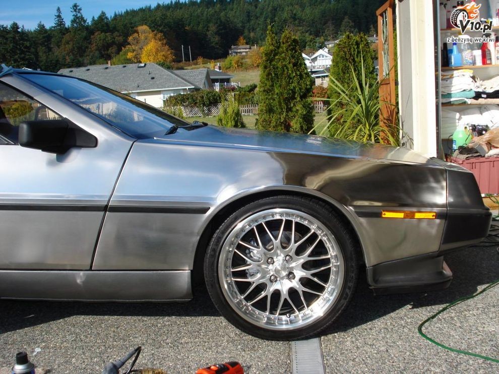 DeLorean z lustrzanym nadwoziem