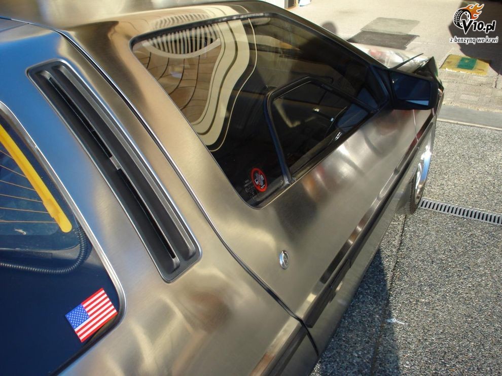 DeLorean z lustrzanym nadwoziem