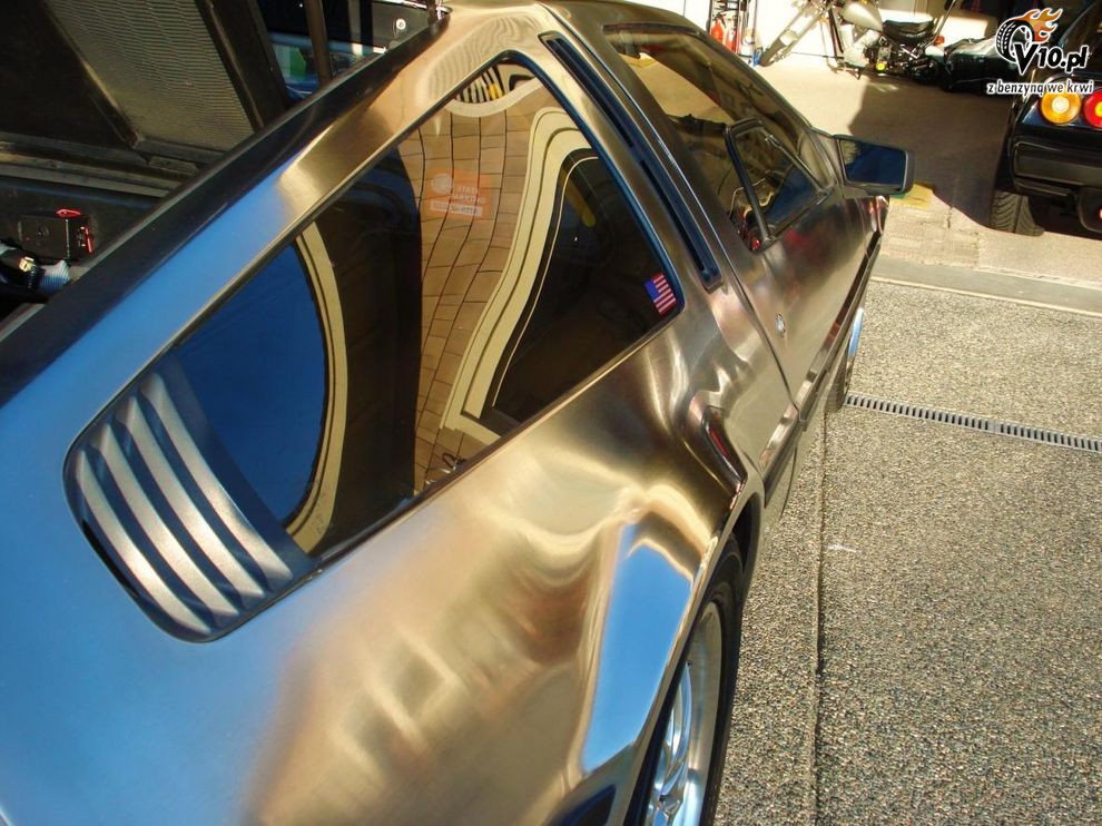 DeLorean z lustrzanym nadwoziem