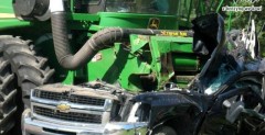 Kombajn kontra pickup - wypadek