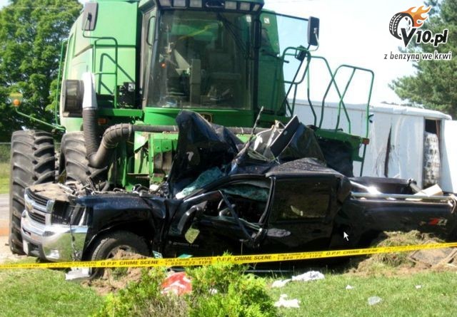 Kombajn kontra pickup - wypadek