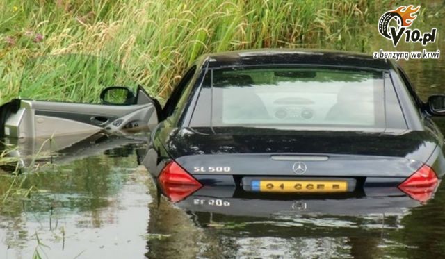 Mercedes SL500 - nietypowy wypadek