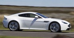 Mercedes SLS AMG i Aston Martin V12 Vantage w porwnaniu