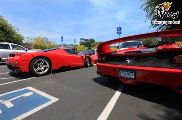 Modele Ferrari na miejscach dla niepenosprawnych