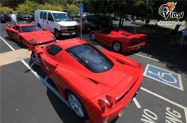 Modele Ferrari na miejscach dla niepenosprawnych