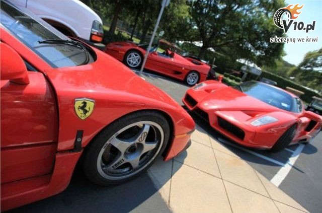 Modele Ferrari na miejscach dla niepenosprawnych