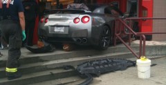 Nissan GT-R - bliskie spotkanie z bankomatami - wypadek