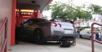 Nissan GT-R - bliskie spotkanie z bankomatami - wypadek