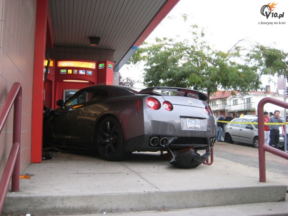 Nissan GT-R - bliskie spotkanie z bankomatami - wypadek