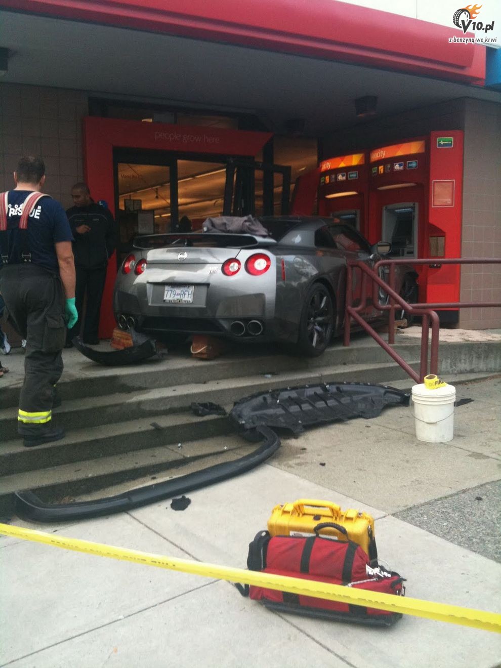 Nissan GT-R - bliskie spotkanie z bankomatami - wypadek