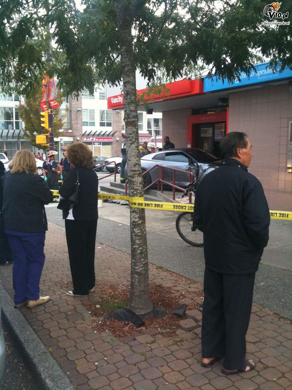Nissan GT-R - bliskie spotkanie z bankomatami - wypadek