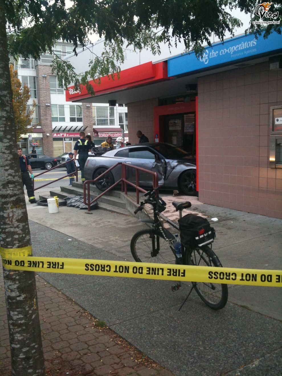 Nissan GT-R - bliskie spotkanie z bankomatami - wypadek