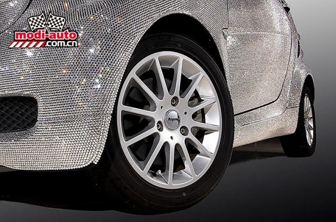 Smart ForTwo pokryty krysztaami Swarovskiego