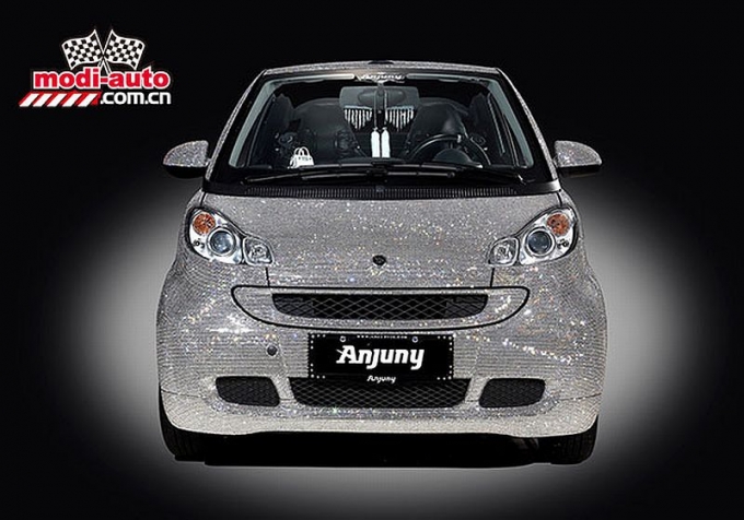 Smart ForTwo pokryty krysztaami Swarovskiego