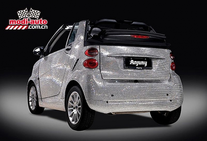 Smart ForTwo pokryty krysztaami Swarovskiego