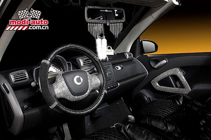 Smart ForTwo pokryty krysztaami Swarovskiego