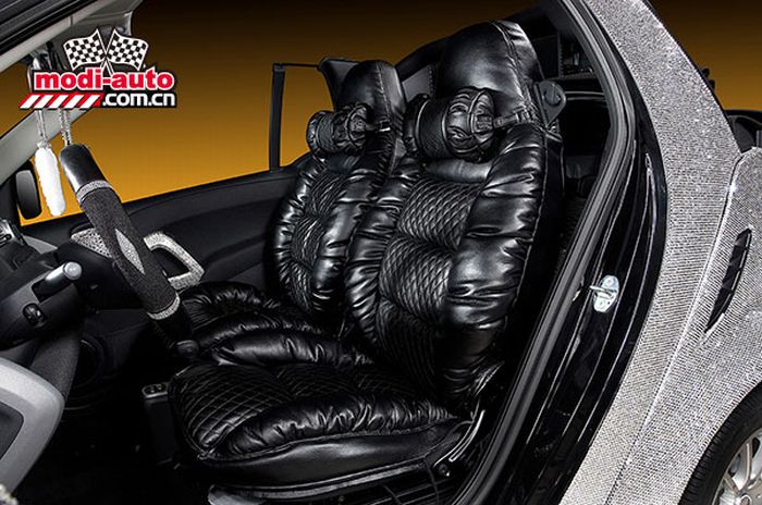 Smart ForTwo pokryty krysztaami Swarovskiego