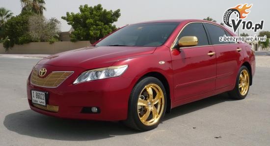 Toyota Camry pokryta zotem