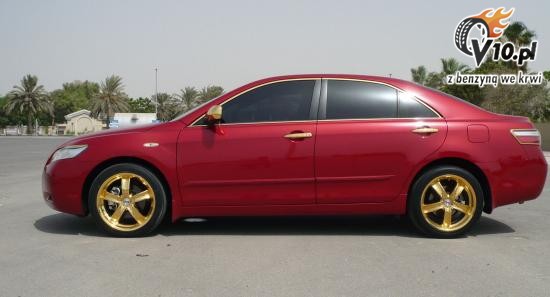 Toyota Camry pokryta zotem