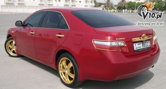 Toyota Camry pokryta zotem