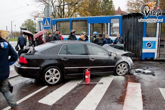 Volkswagen Phaeton vs tramwaj