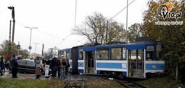Volkswagen Phaeton vs tramwaj