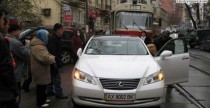 Wacicielka Lexusa zatrzymuje ruch w miecie