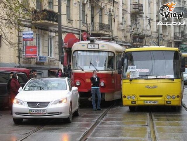 Wacicielka Lexusa zatrzymuje ruch w miecie