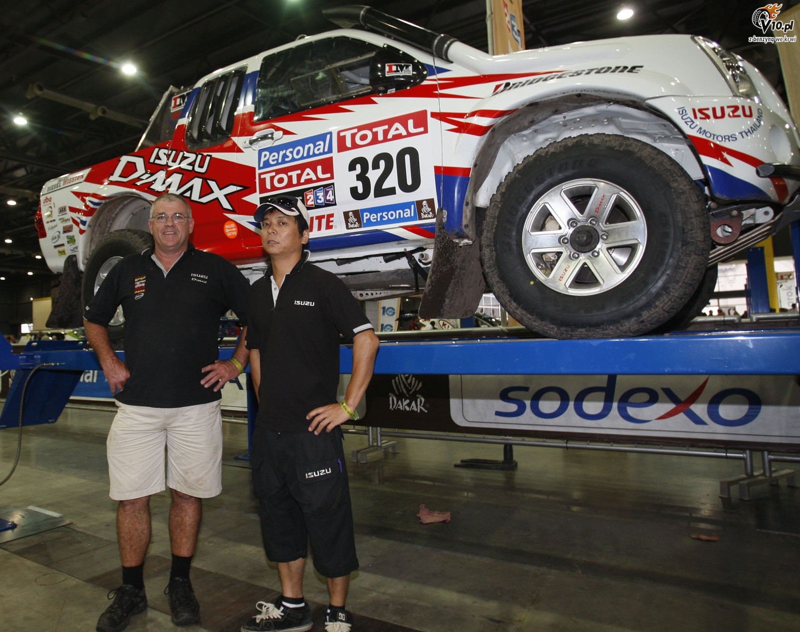 Bruce Garland i Harry Suzuki ze swoim D-Maxem w roku 2010