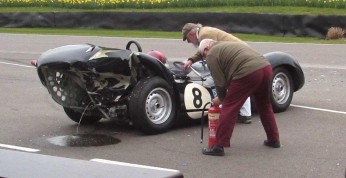 Klasyczny Jaguar zderzył się z Mercedesem w Goodwood