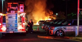 Dwadzieścia Jaguarów i Land Roverów spłonęło na parkingu...