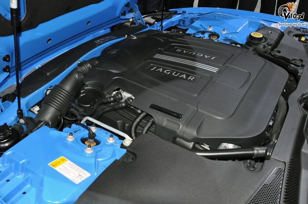 Jaguar XKR-S na torze Portimao