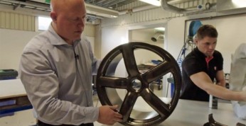 Video: Zobacz jak Koenigsegg robi felgi z włókna węglowego