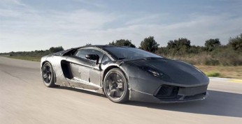 Lamborghini wciąż wierzy w silniki V12. Na razie...