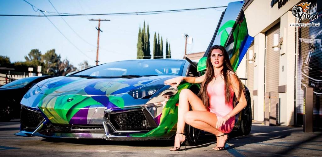 Lamborghini Aventador i modelka