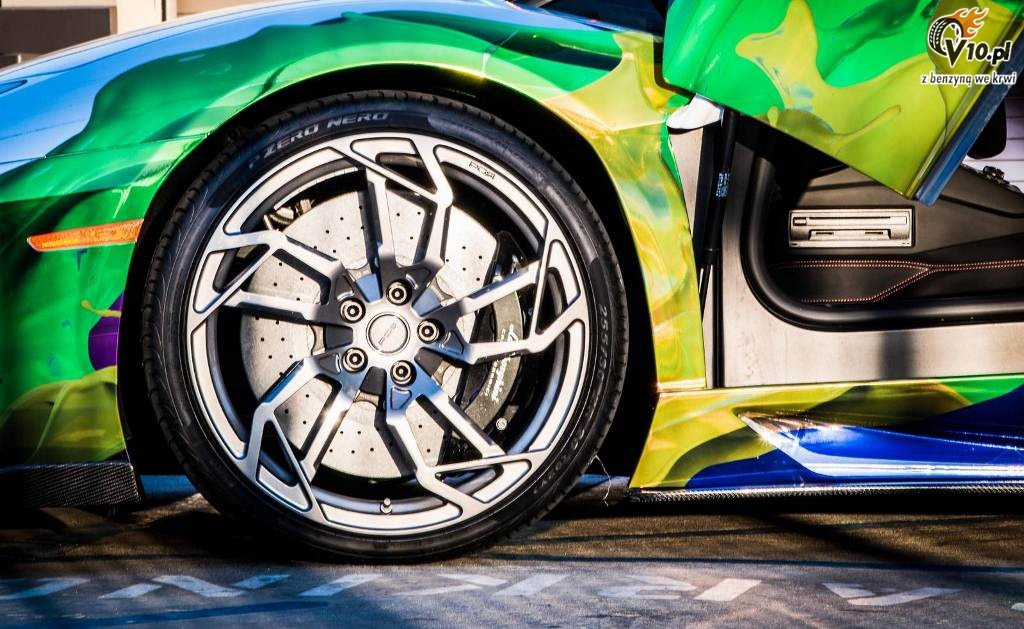 Lamborghini Aventador i modelka