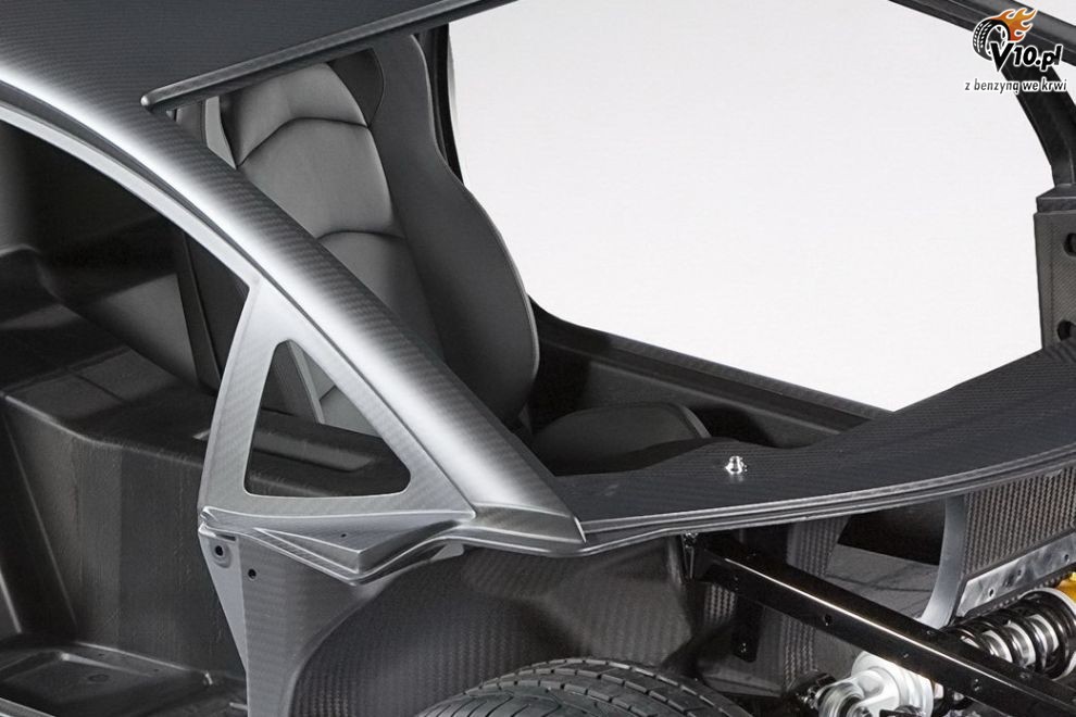 Lamborghini Aventador LP700-4 - rama z koami i silnikiem