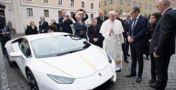 Papież Franciszek otrzymał nowiutkie Lamborghini Huracan