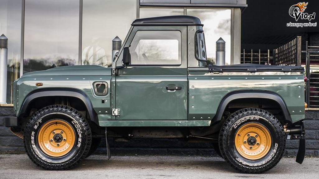 Land Rover Defender Pickup Kahn Design