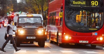 Land Rover Defender w roli londyńskiej taksówki