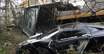 McLaren MP4-12C ucierpiał w zderzeniu z pociągiem