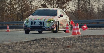 Mercedes AMG A45 daje pokaz driftu na śniegu