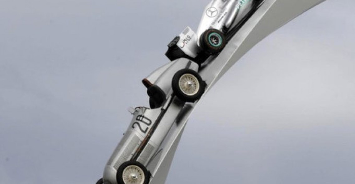 Rzeźba Mercedesa w Goodwood